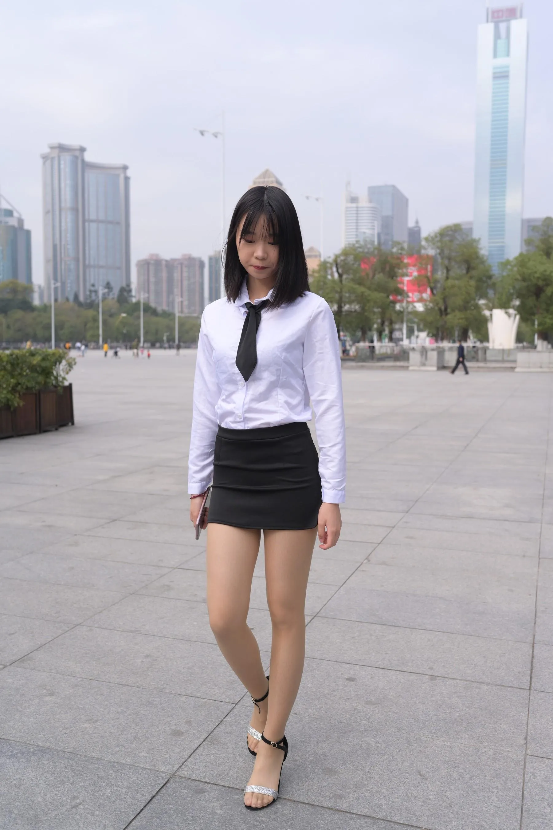 [魔镜街拍] NO.084 程生街拍-商城推销美女长腿肉丝制服 [456P]插图5